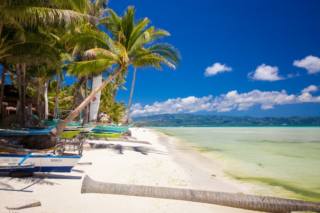 Perfetta spiaggia tropicale con acqua turchese a Boracay