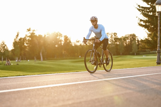 Perfetta stagione ciclistica uomo atletico in abbigliamento sportivo ciclista professionista in abbigliamento sportivo