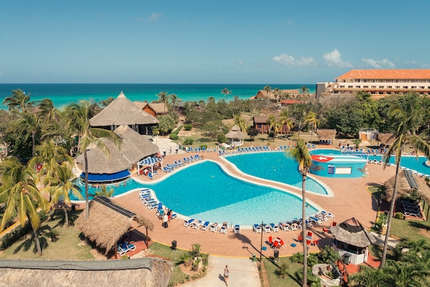 Perfetta vista dall'alto sul mare e sulla piscina d'acqua. Concetto di resort tropicale