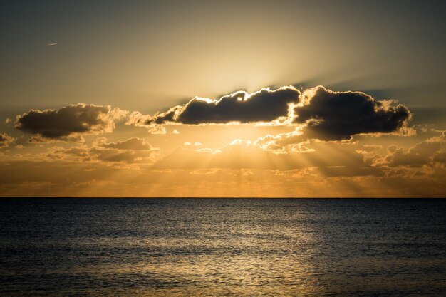 Perfetta vista sul mare fiammeggiante da una spiaggia al tramonto