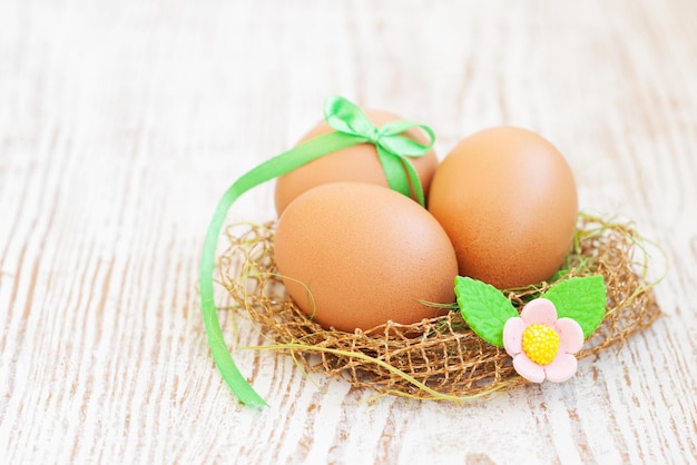 Perfette uova di Pasqua colorate fatte a mano isolate su un bianco