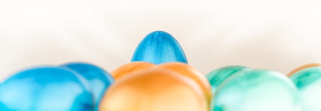 Perfette uova di Pasqua colorate fatte a mano