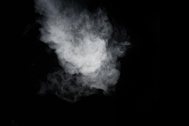 Perfetto mistico vapore bianco riccio o fumo isolato su sfondo nero Disposizione astratta dell'elemento di design di nebbia o smog per i collage