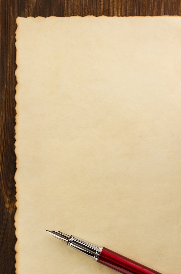 Pergamena di carta e penna su legno
