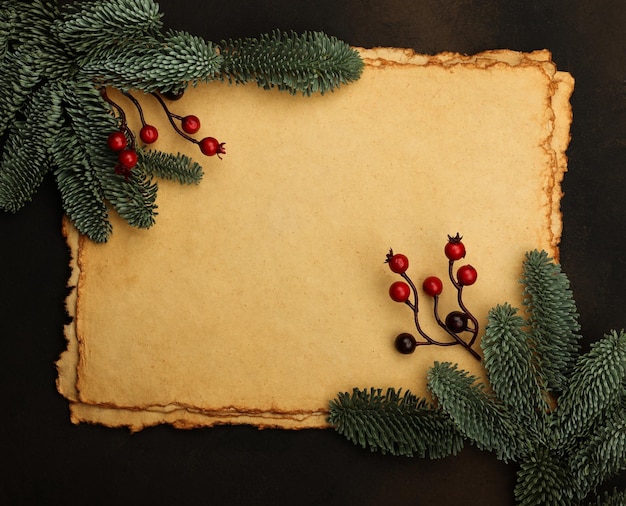 Pergamena di carta vintage con decorazioni natalizie