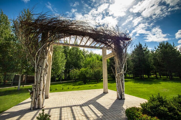 Pergola in giardino con prato fresco intorno al patio