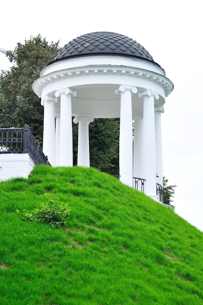 Pergola Nekrasovskaya sulla riva del fiume Volga Yaroslavl Russia