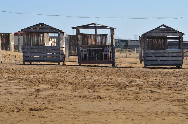 Pergolato in legno d'epoca su una spiaggia estiva