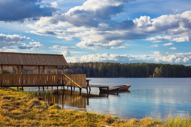 Pergolato in legno e molo sulla riva del lago di primavera