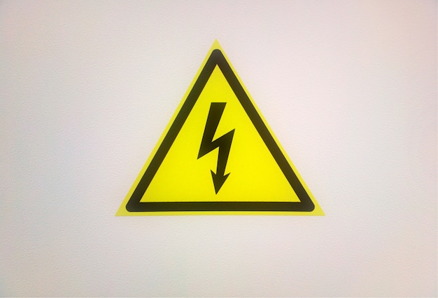 Pericolo elettricità sfondo nero e giallo segno