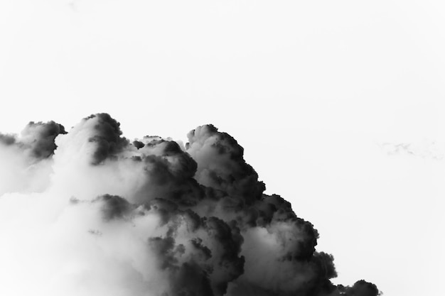 Pericolosa e drammatica nuvola di fumo nero dopo un'esplosione nel cielo