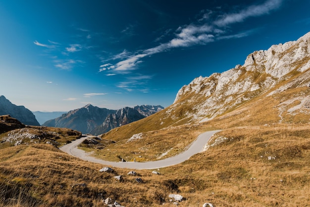 Pericolosa strada del passo Mangart nelle Alpi Giulie Slovenia