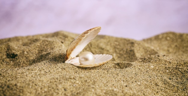 Perla in una conchiglia sulla spiaggia