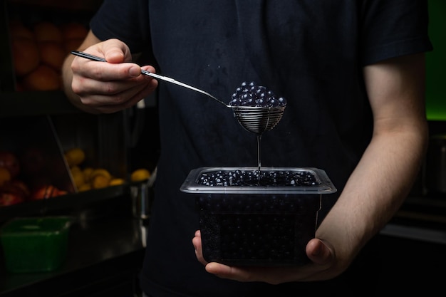 perle di tapioca per il bubble tea in un cucchiaio