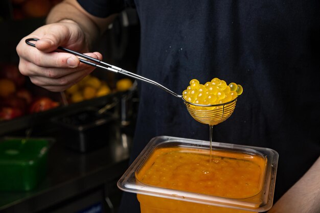 perle di tapioca per il bubble tea in un cucchiaio