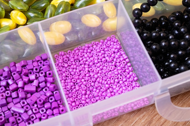 Perline colorate in contenitori da vicino artigianato
