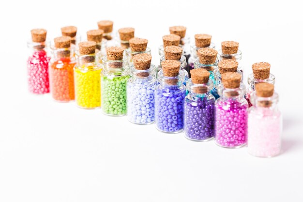 Perline colorate nelle bottiglie