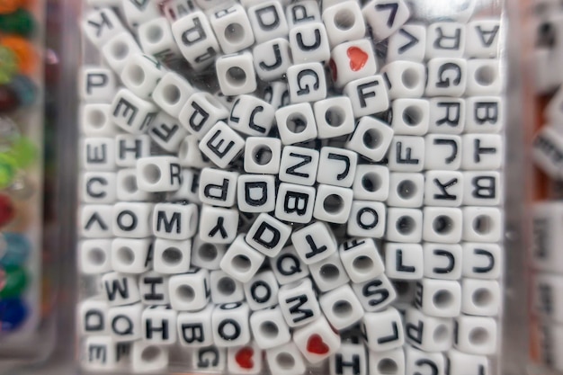 Perline dell'alfabeto utilizzate per arti e mestieri in una borsa