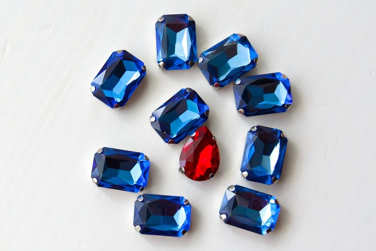 Foto perline di cristalli di pietre blu e rosse di diverse forme