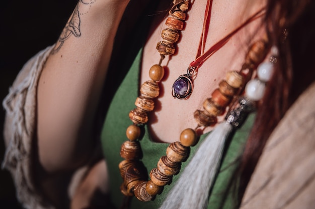 perline di legno sul collo di una donna in stile boho