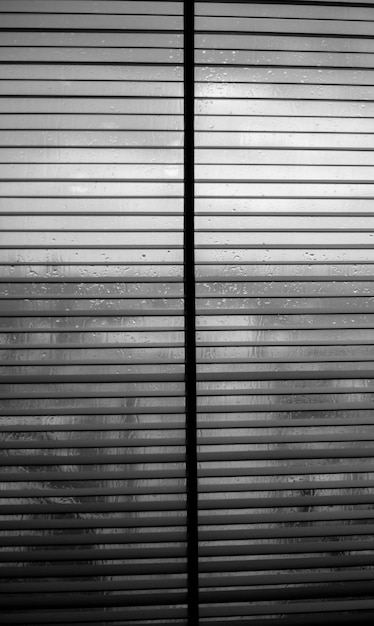 Persiane metalliche alle finestre in caso di pioggia al coperto