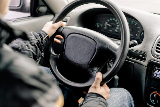 Persona alla guida di un'auto, timone