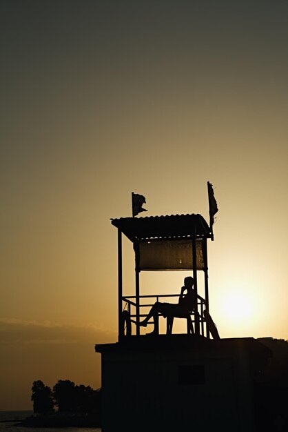 Persona anonima seduta nella torre di osservazione