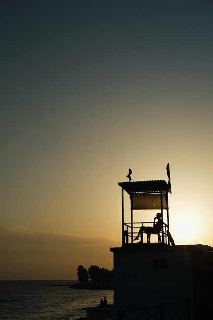 Persona anonima seduta nella torre di osservazione