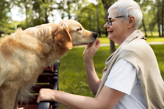 Persona anziana che trascorre del tempo con i propri animali domestici