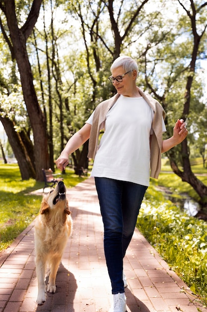 Persona anziana che trascorre del tempo con i propri animali domestici