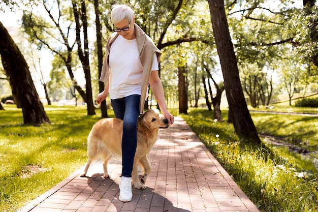 Persona anziana che trascorre del tempo con i propri animali domestici