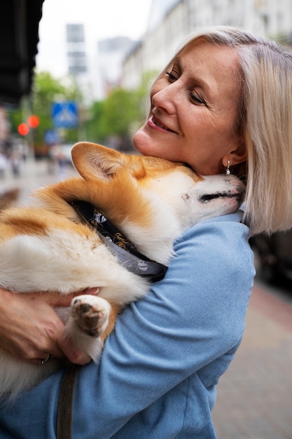 Persona anziana che trascorre del tempo con i propri animali domestici