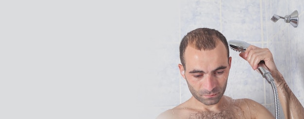 Persona caucasica in bagno Uomo che fa la doccia