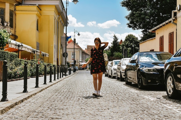 persona che cammina in città