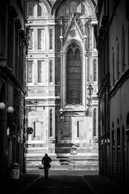 Persona che cammina per strada a Firenze
