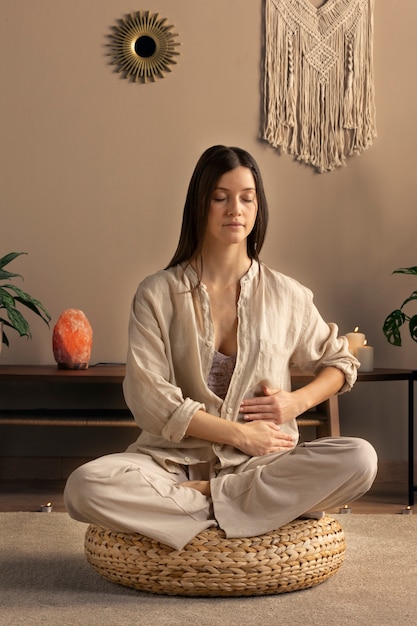 Persona che conduce la terapia reiki