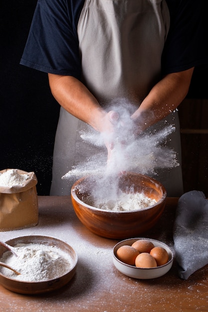 Persona che cucina con la farina