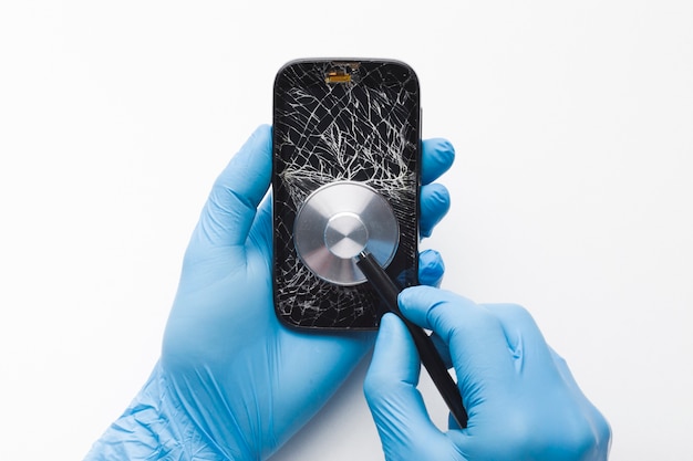 Persona che diagnostica uno smartphone rotto