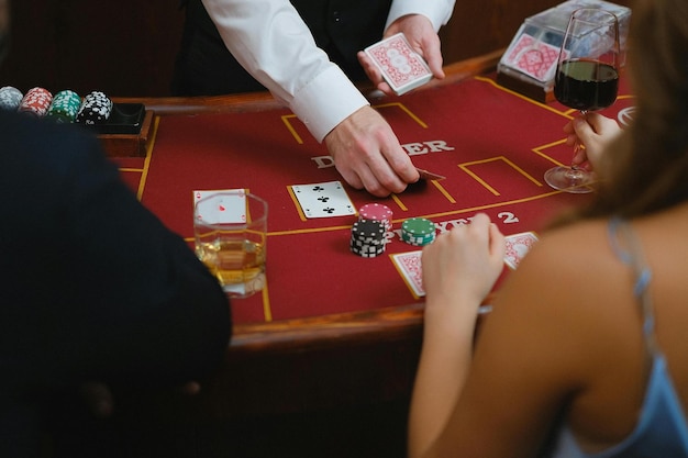Persona che distribuisce le carte su un tavolo da poker Foto di stock