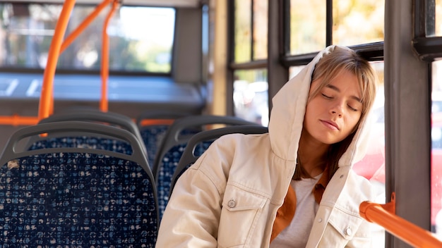 Persona che dorme che fa un pisolino