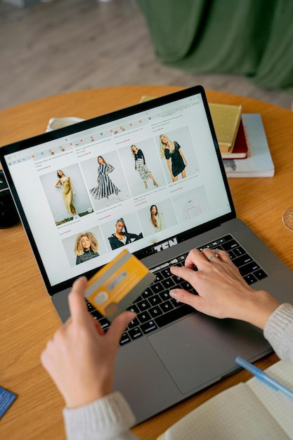 Persona che fa acquisti online