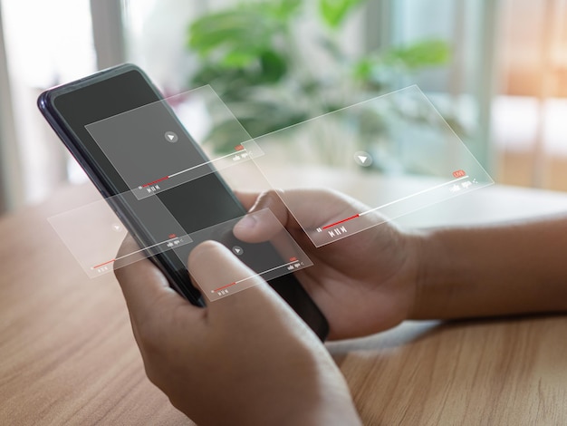 Persona che guarda film o serie TV online sullo schermo dello smartphone in streaming online guardando video su Internet concerto dal vivo o tutorial Concetto di live streaming digitale