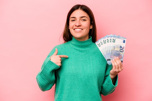 Persona che indica a mano uno spazio della copia della camicia fiero e fiducioso