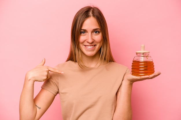 Persona che indica a mano uno spazio della copia della camicia fiero e fiducioso