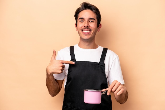 Persona che indica a mano uno spazio della copia della camicia fiero e fiducioso