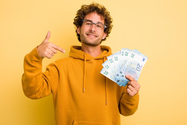 Persona che indica a mano uno spazio della copia della camicia fiero e fiducioso