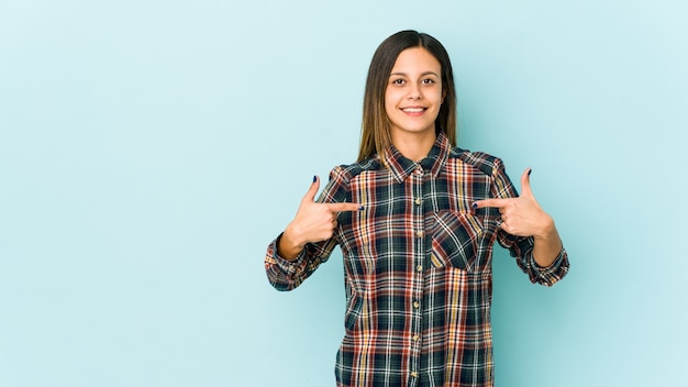 persona che indica a mano uno spazio di copia della camicia, orgoglioso e sicuro di sé