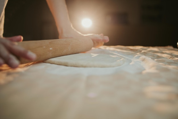 Persona che prepara un impasto con un mattarello