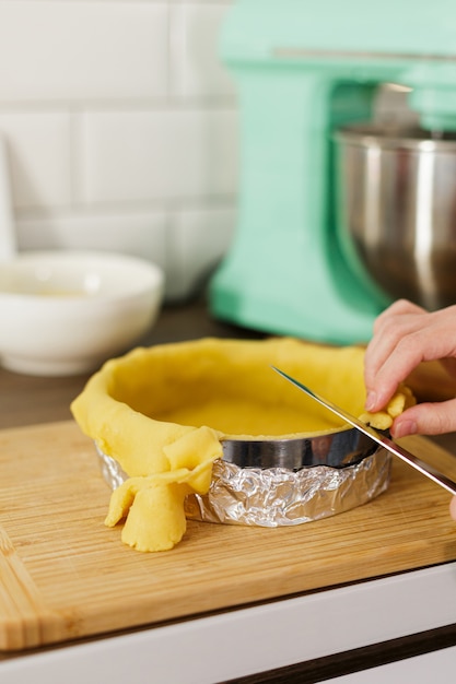 persona che prepara una torta in cucina