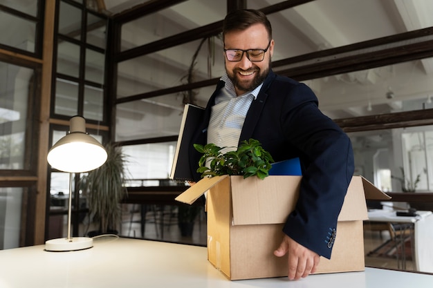 Persona che presenta le proprie dimissioni dal lavoro